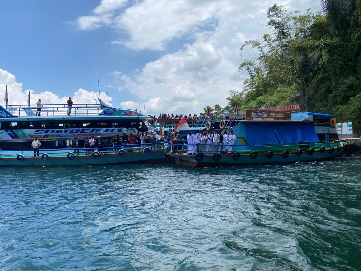 Korban Tenggelam Tidak Ditemukan, Keluarga Tabur Bunga