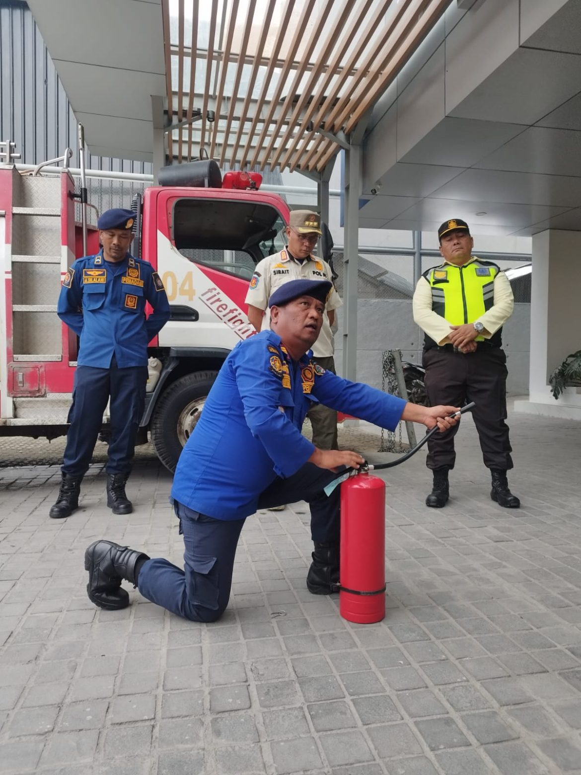 BRI Cabang BO Balige Lakukan Simulasi Penanganan Kebakaran Bersama Damkar Toba