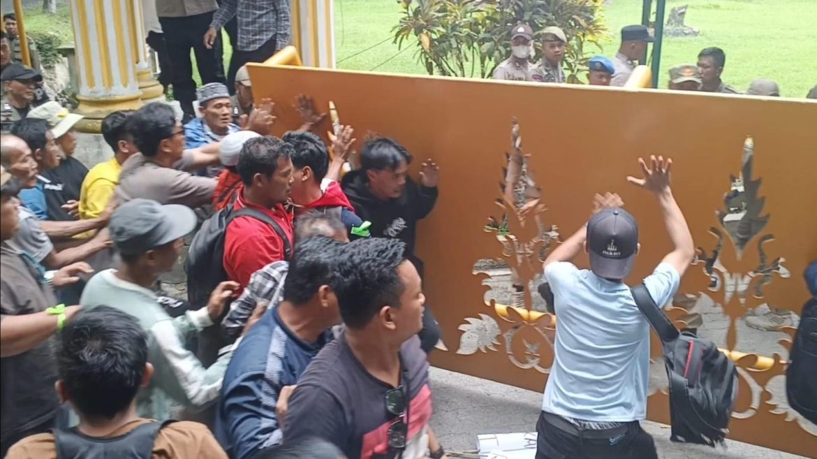 Tidak Puas Hasil Banmus DPRD, Warga Robohkan Pintu Gerbang Kantor Bupati Langkat.