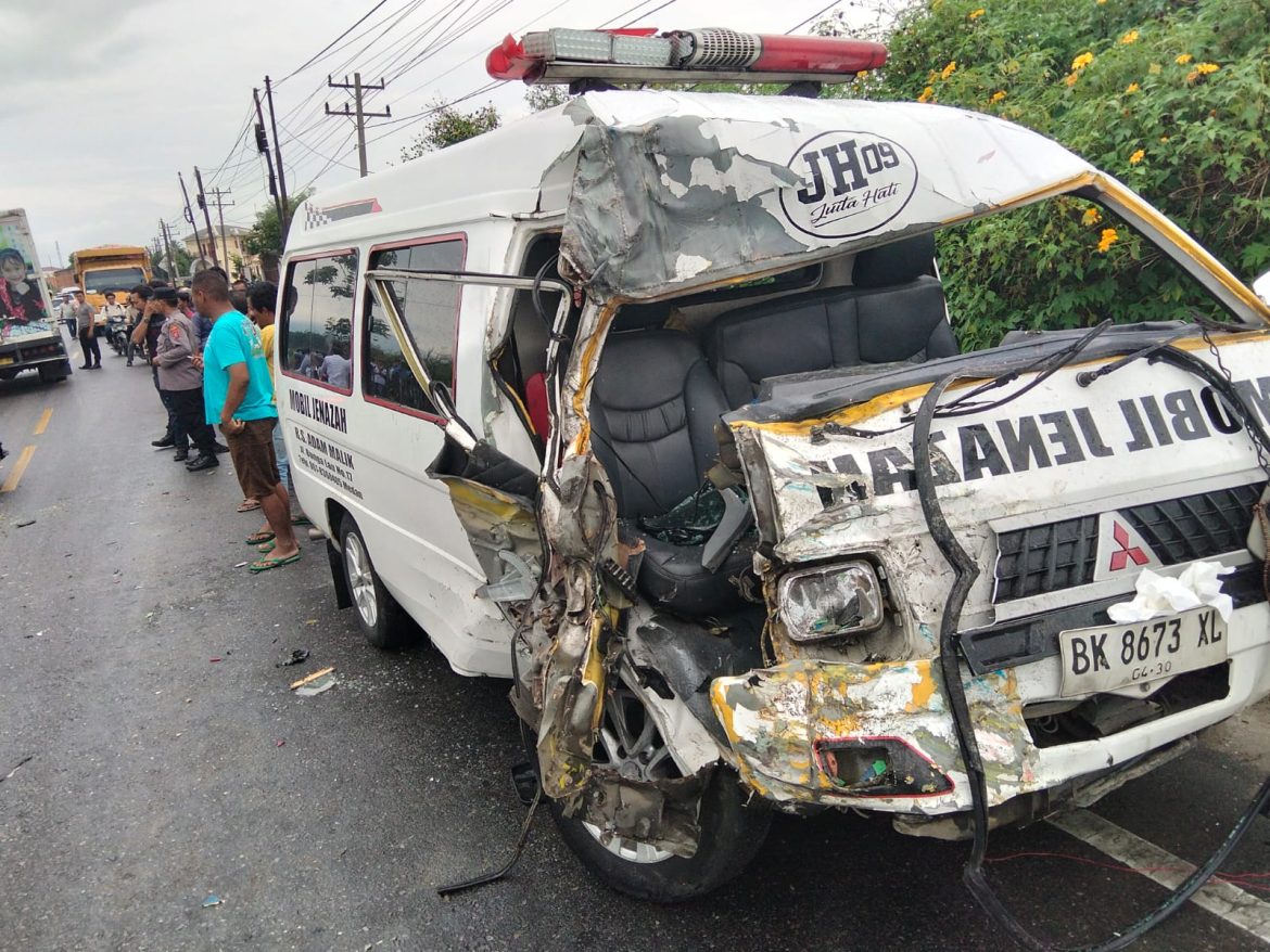 Tabrakan Beruntun di Toba Libatkan Ambulance, Mobil Bus dan Daihatsu Terios, 6 Orang Luka-Luka
