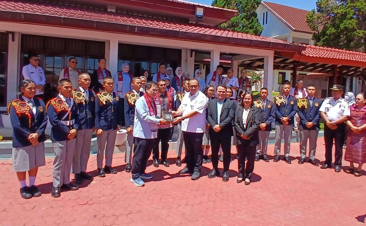 Pengurus Yayasan T.B Soposurung(YTBS) Balige Sambut Rombongan DPR RI Komisi X