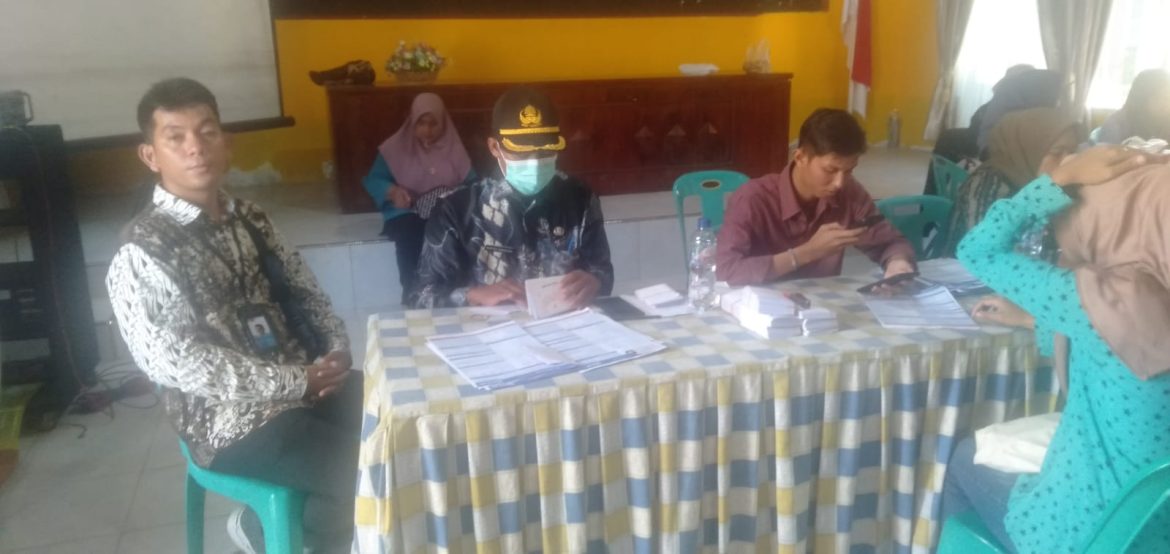 Penyerahan Buku Rekening Program Keluarga Harapan (PKH) di Kecamatan Secanggang.