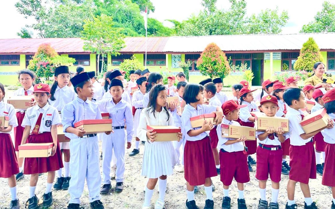 VIRAL Sepatu Robek: Bantuan Cepat Sabam Rajagukguk Hadirkan Haru di Samosir
