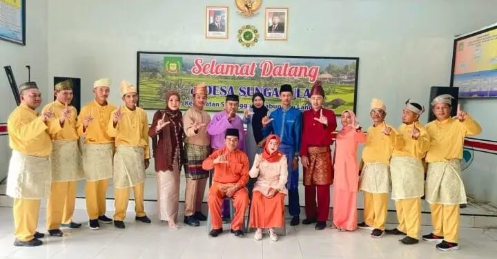 Staf Desa Sungai Ular Kenakan Busana Adat, Wujud Nyata Pelestarian Budaya.