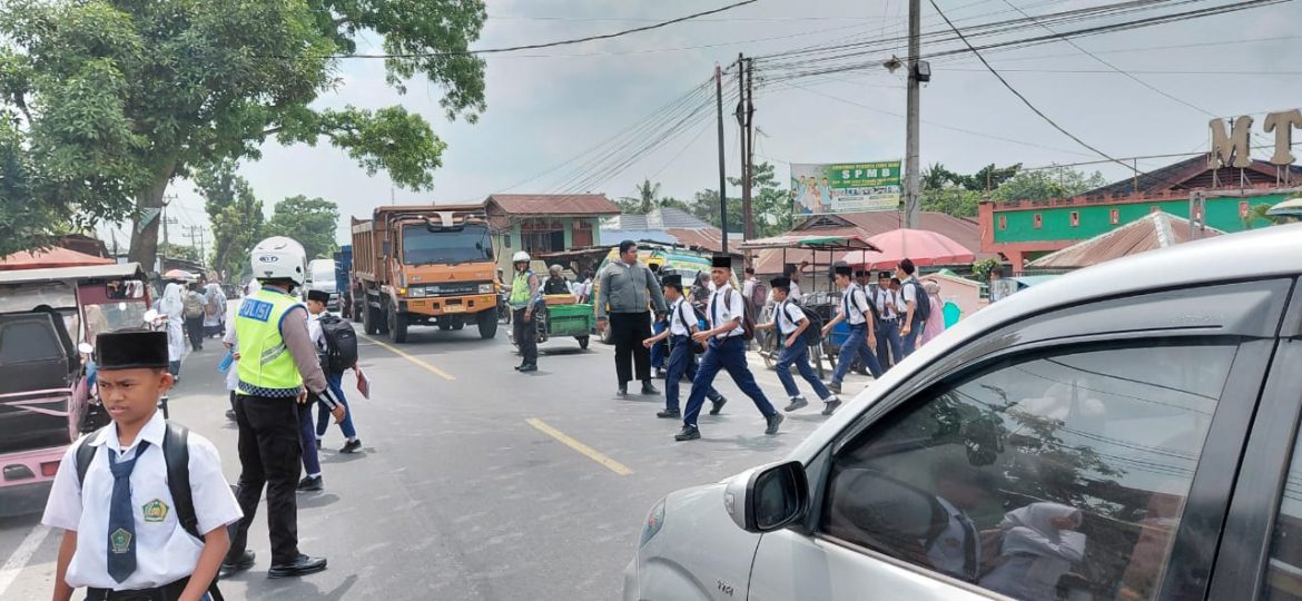 Sat Lantas Polred Langkat Hadir Atur Kepulangan Anak Sekolah, Wujudkan Kamseltibkar Lantas Yang Aman Dan Kondunsif.