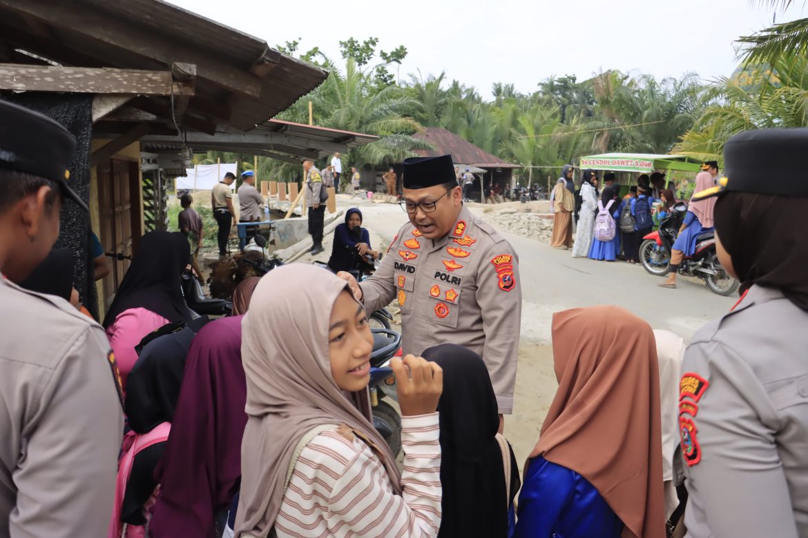 Kapolres Langkat Tinjau Langsung Renovasi Jembatan Merah Putih Sang Bhayangkara di Secanggang.