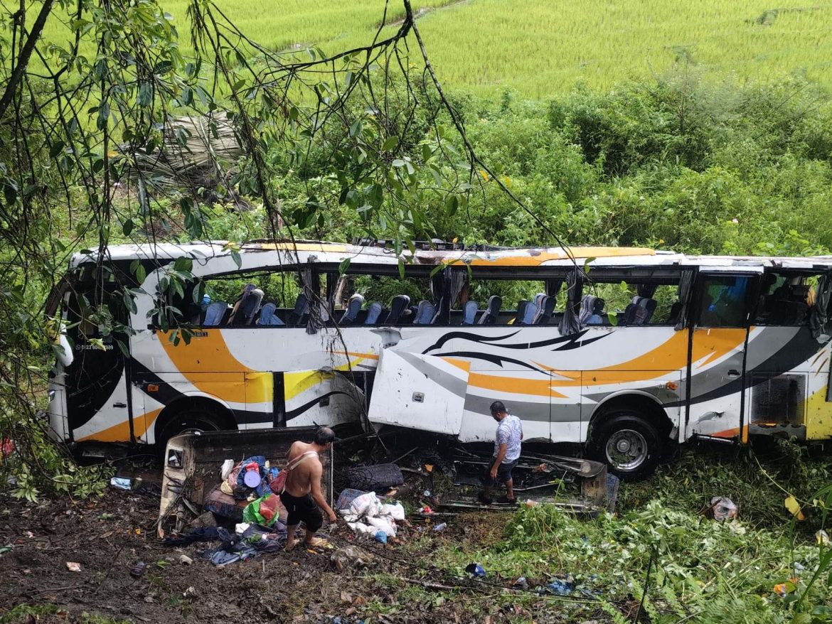 Bus Pariwisata Masuk Jurang Sedalam 15 Meter di Jangga Dolok, 50 Penumpang Luka Ringan dan 8 Penumpang Tidak Alami Luka