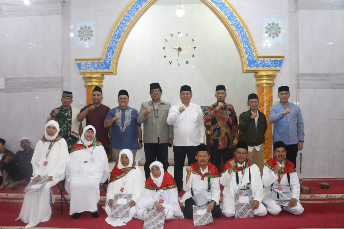 Pemkab Tapanuli Utara Lepas Keberangkatan 7 Calon Haji, Harapkan Kembali Tetap Sehat