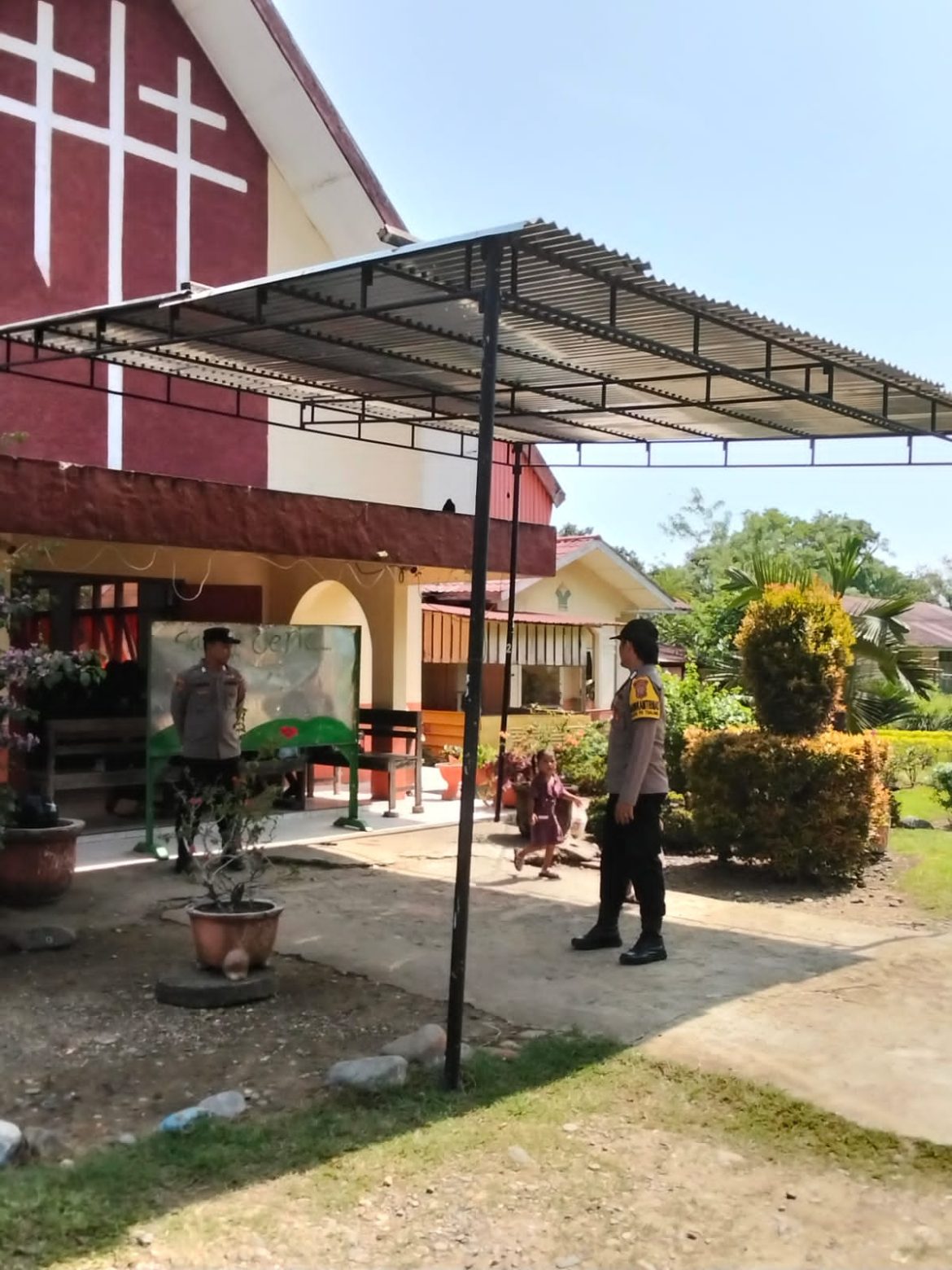 Polri Hadir Berikan Rasa Aman, Polsek Padang Tualang Amankan Ibadah Minggu Umat Kristiani.