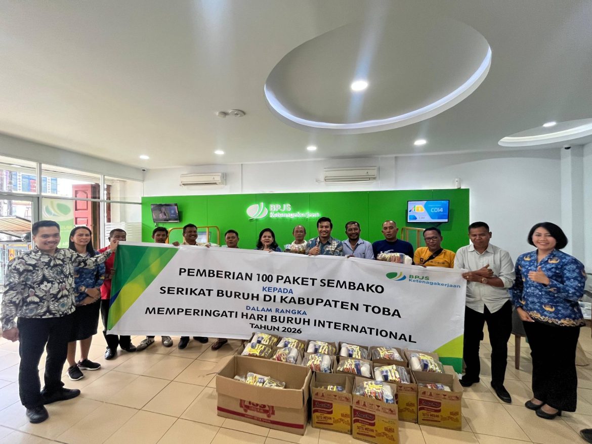 Memperingati Hari Buruh Tahun 2026, BPJS Ketenagakerjaan Cabang Toba Serahkan 100 Paket Sembako Kepada Buruh yang terdampak PHK