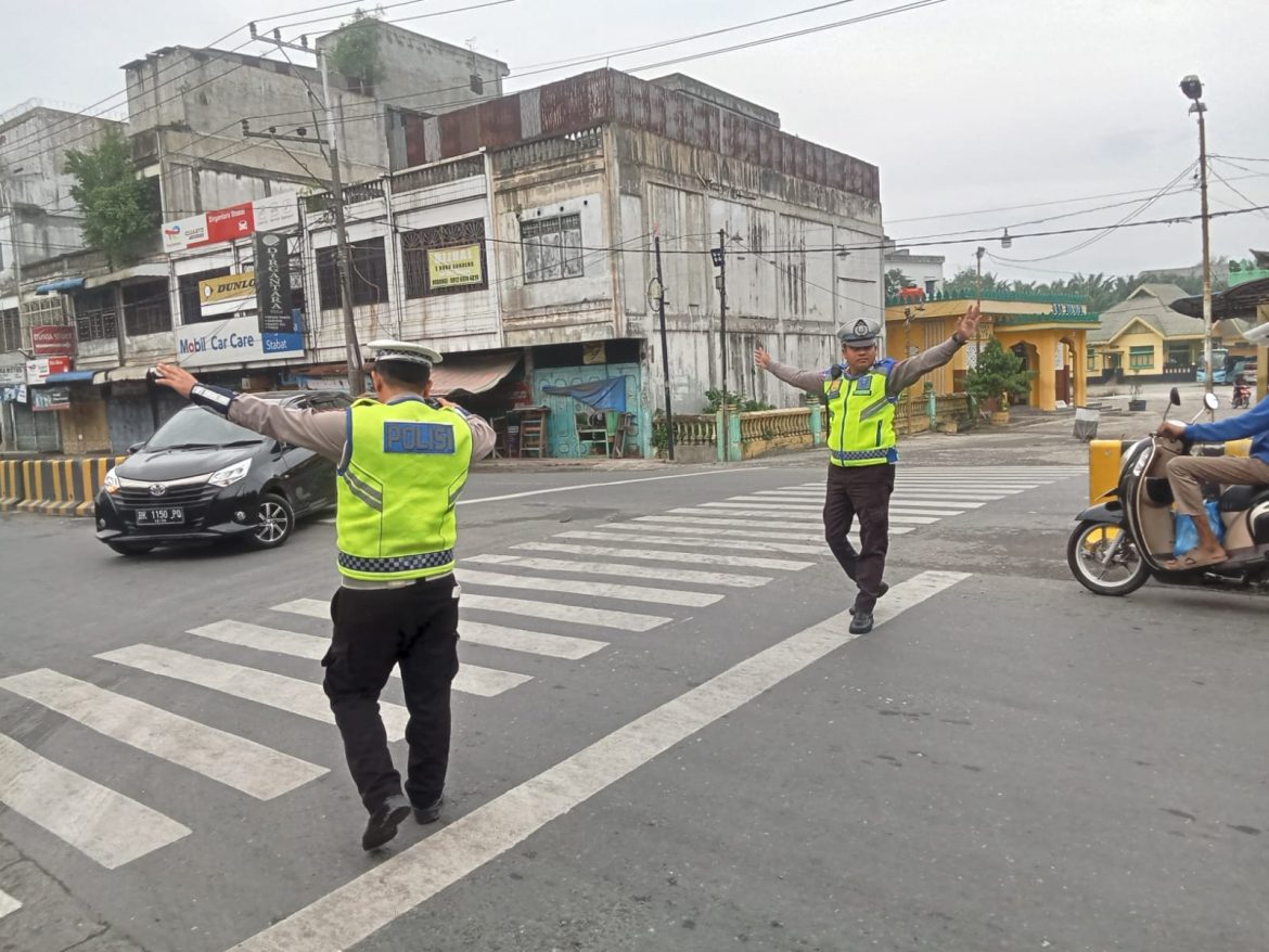 Polisi Hadir di Jalan Raya Sejak Pagi, Sat Lantas Polres Langkat Wujudkan Keamanan dan Kelancaran Aktivitas Masyarakat.