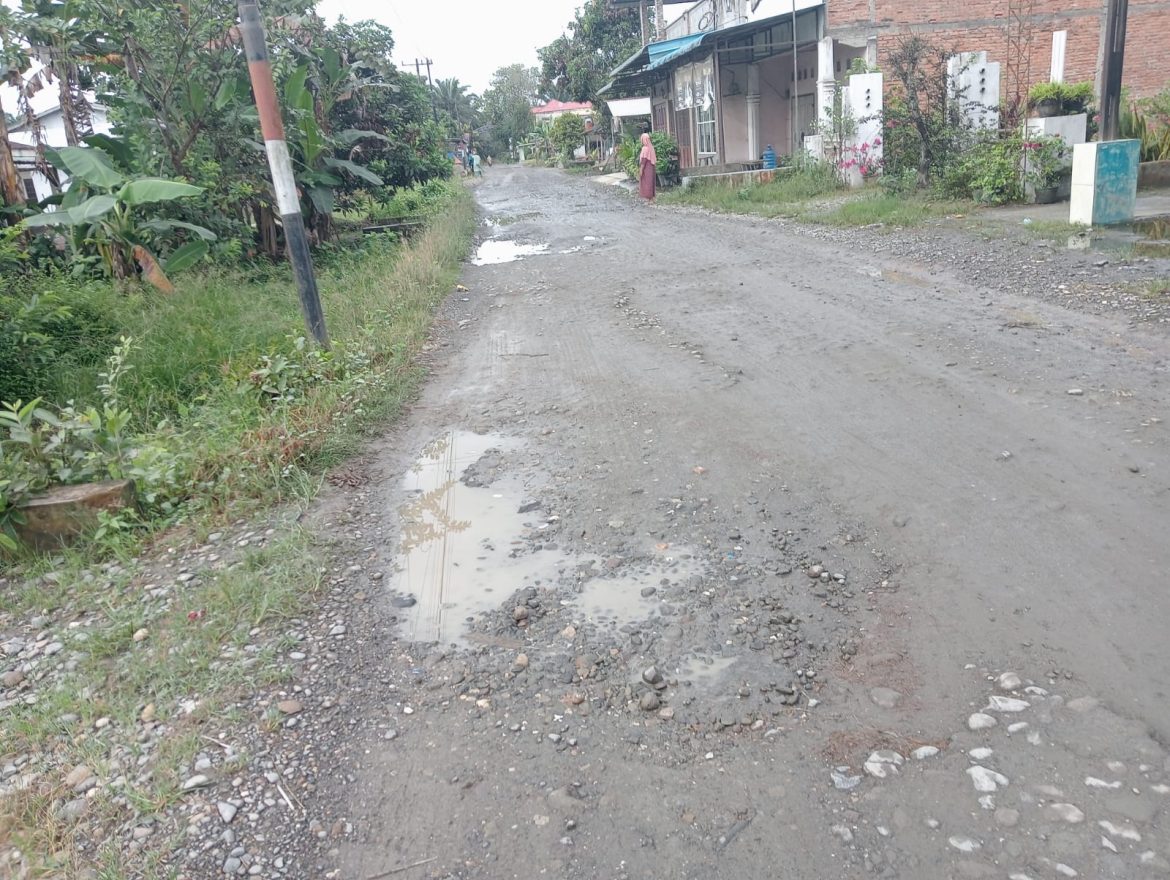 Jalan Protokol Desa Tanjung Ibus Rusak dan Berdebu, Warga Harapkan Perhatian Pemkab Langkat.