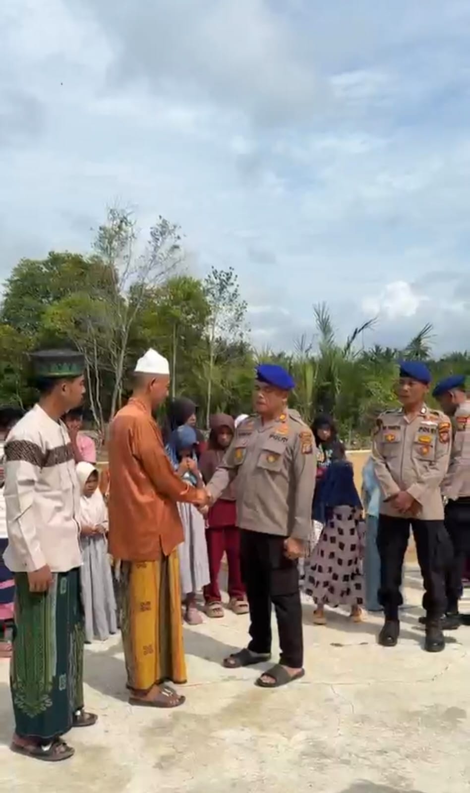Polri Hadir Bantu Warga Pesisir, Polairud Polres Langkat Timbun Halaman Masjid dan Santuni Anak Yatim.