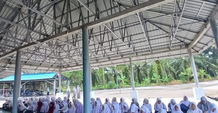 Kegiatan Sholat Duha Sebelum Belajar Mengajar Dimulai di Sekolah Yayasan Nusa Indah Telaga Jernih.