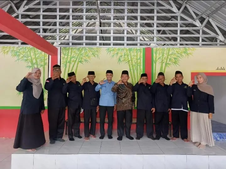 Staf KUA Foto Bersama Pertanda Pererat Silahturahmi.