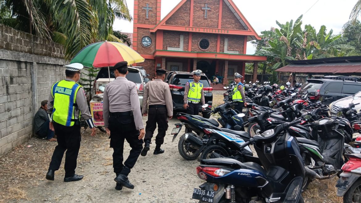 Satlantas Polres Langkat Gelar Patroli Dialogis Gereja, Polri Hadir Jaga Keamanan dan Kenyamanan Jemaah.
