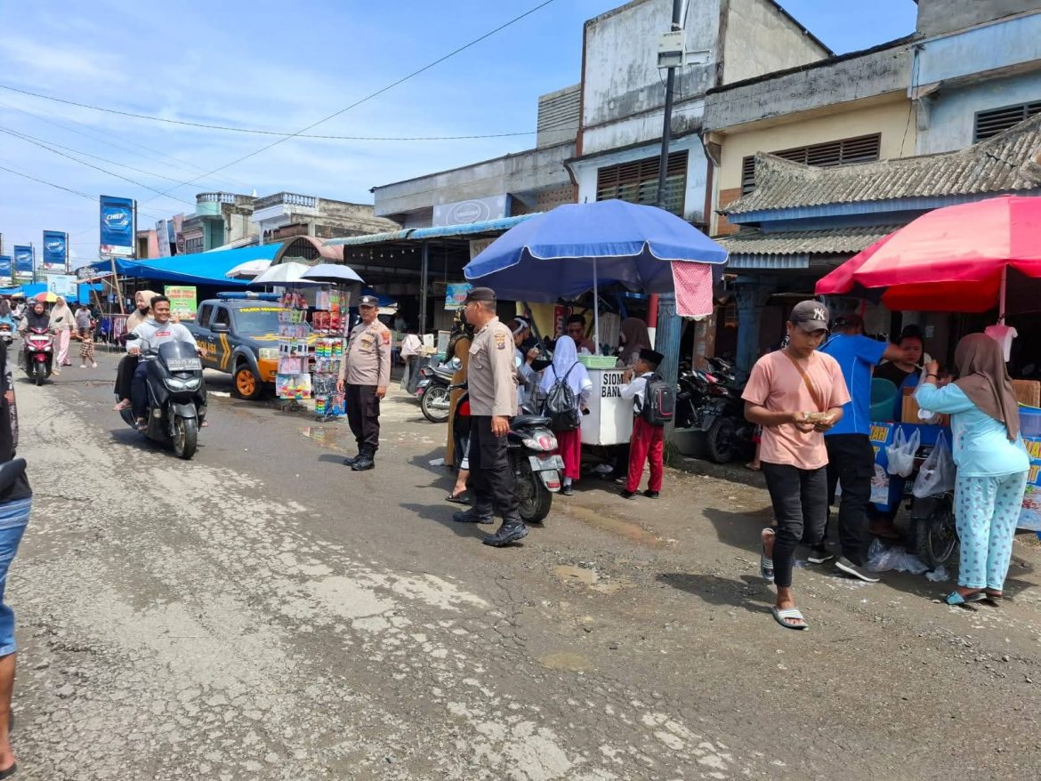 Personel Polsek Secanggang Laksanakan Patroli dan Pengamanan Pasar Tumpah Pekan Selasa.