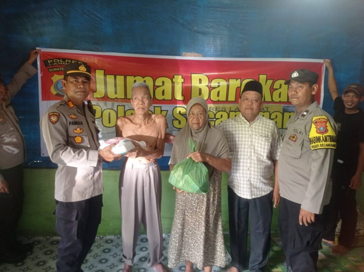 Kapolsek Secanggang Bersama Personel Laksanakan Jum’at BAROKAH, Sekali Gus Salurkan Bantuan Sembako Kepada Warga Kurang Mampu.