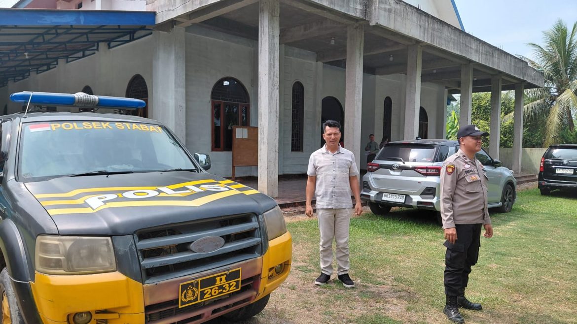Polsek Stabat Laksanakan Pengamanan Ibadah Minggu, Wujud Kehadiran Polri Berikan Rasa Aman kepada Masyarakat.