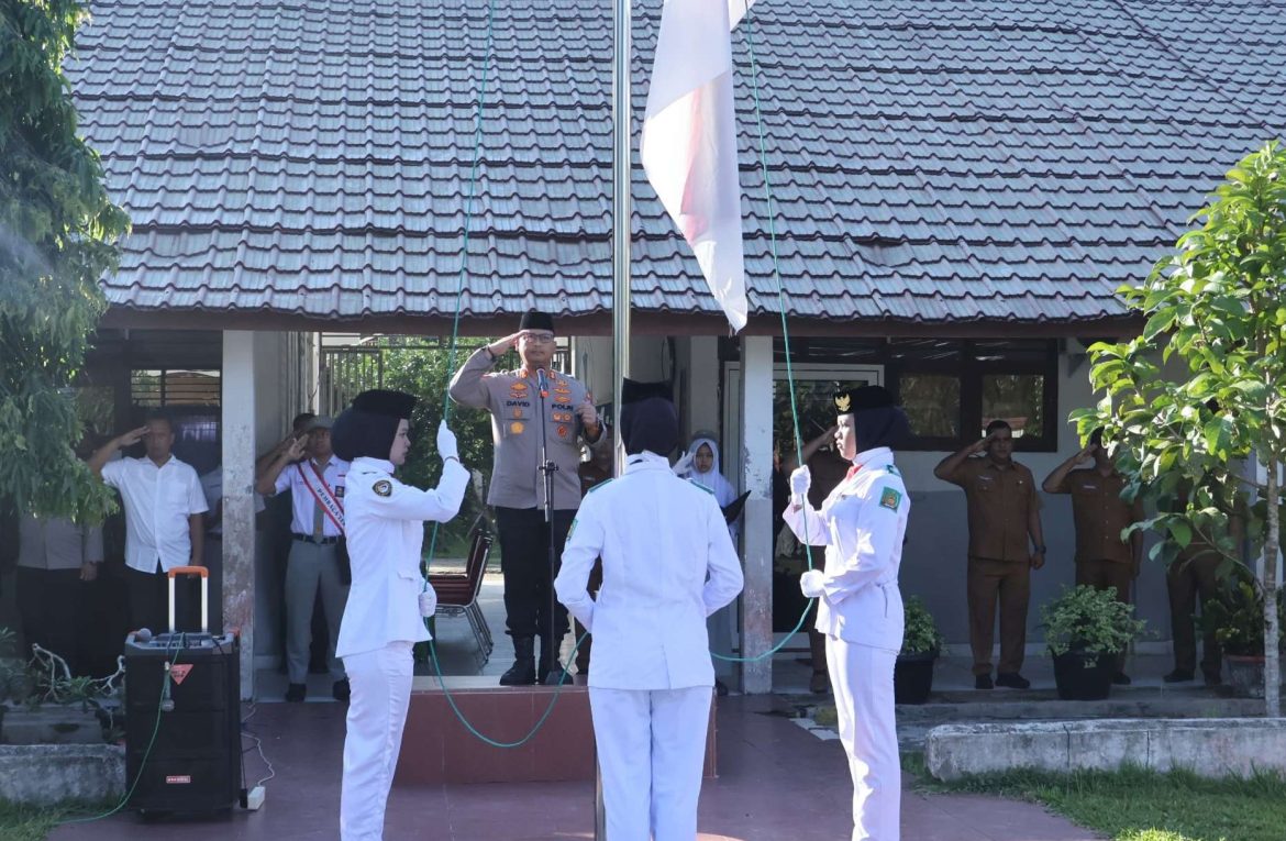 Kapolres Langkat Jadi Pembina Upacara di SMAN 1 Wampu, Berikan Motivasi dan Edukasi Kamtibmas kepada Pelajar
