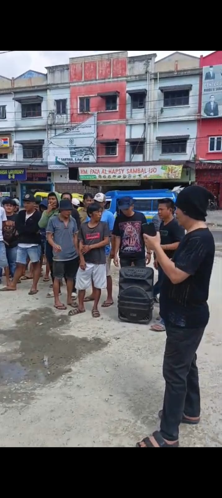 WARGA SIMALUNGUN DEMO MIE GACOAN JALAN ASAHAN; PROTES TIDAK UTAMAKAN TENAGA KERJA LOKAL DAN PAJAK BELUM MASUK KAS DAERAH