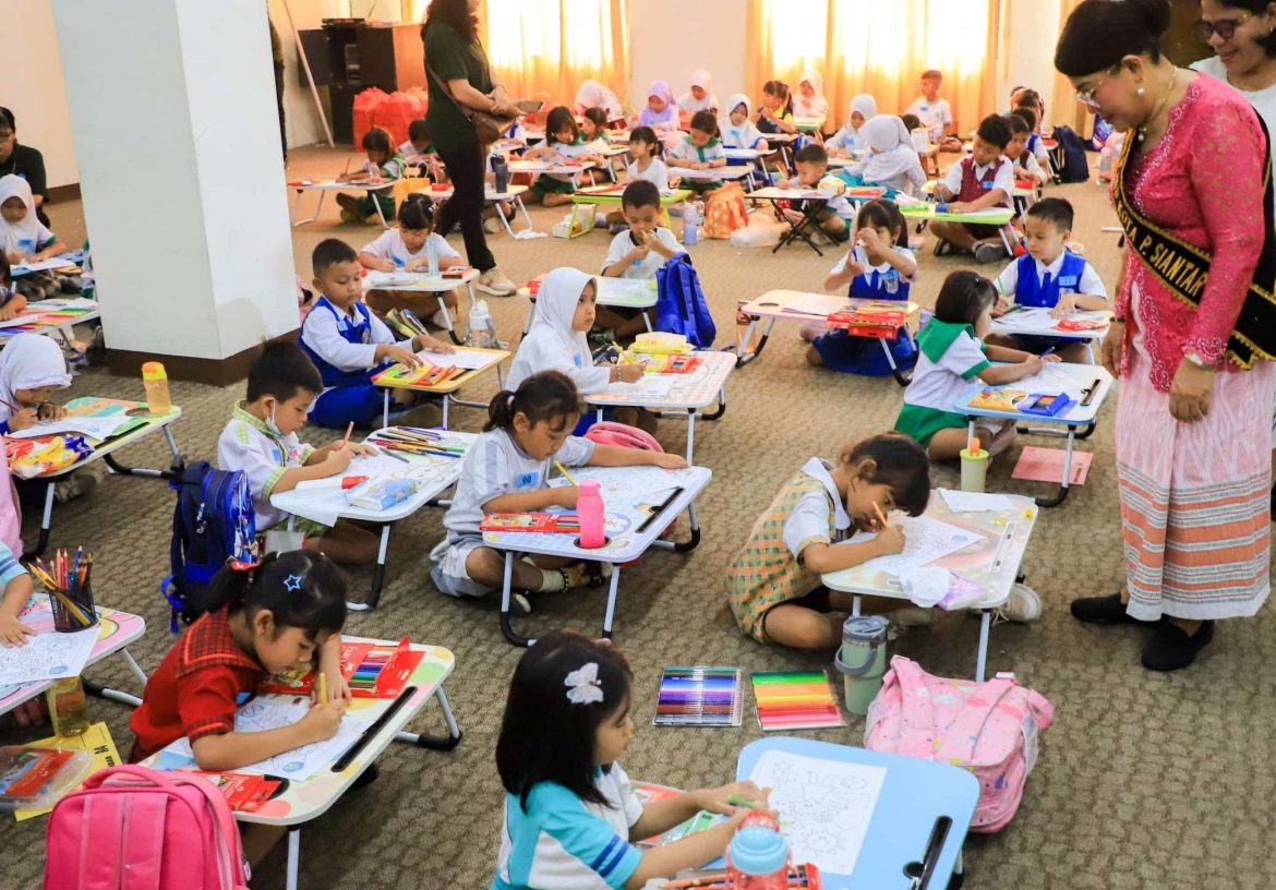 Bunda PAUD Kota Pematangsiantar membuka Lomba Kreativitas Mewarnai Tingkat PAUD dan TK.