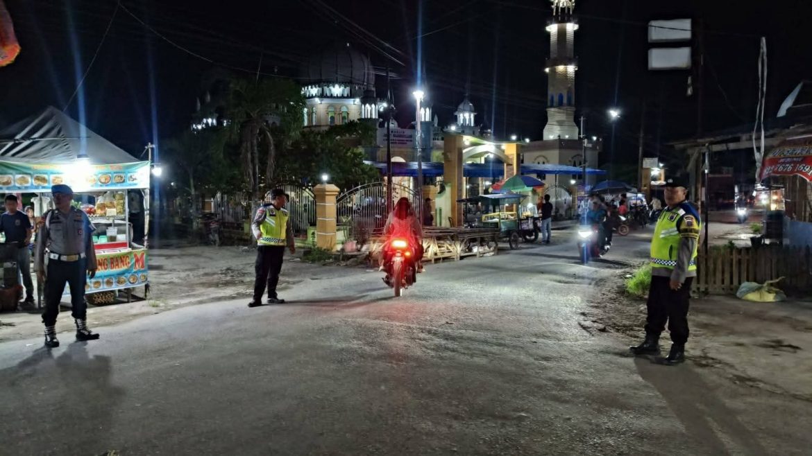 POLSEK SECANGGANG POLRES LANGKAT  LAKSANAKAN PENGAMANAN MALAM TAKBIRAN IDUL ADHA UNTUK CIPTAKAN SITUASI AMAN DAN KONDUSIF.