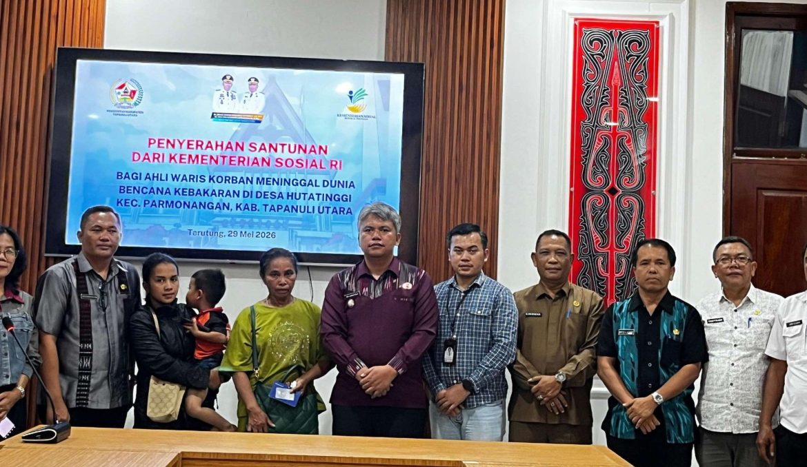 Pemkab Tapanuli Utara Serahkan Santunan Korban Kebakaran Hutatinggi