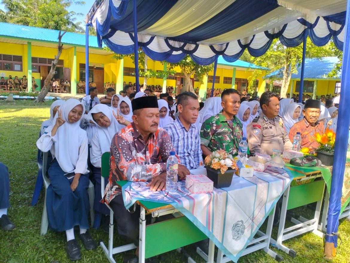 KAPOLSEK SECANGGANG DIWAKILI PS KANIT BINMAS HADIRI ACARA PERPISAHAN SISWA KELAS IX SMP NEGERI 1 SECANGGANG.