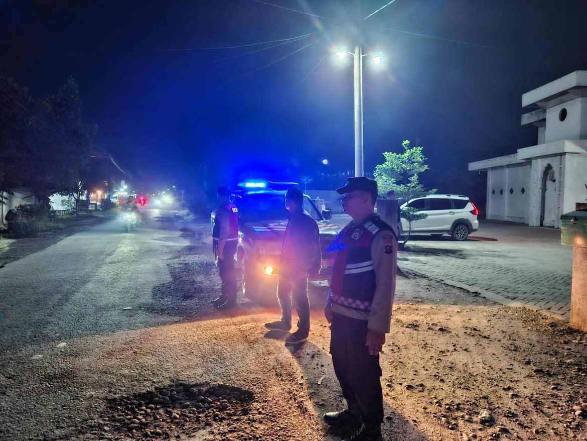 PERSONEL POLSEK SECANGGANG GELAR PATROLI BLUE LIGHT, CIPTAKAN KAMTIBMAS YANG AMAN DAN KONDUSIF.