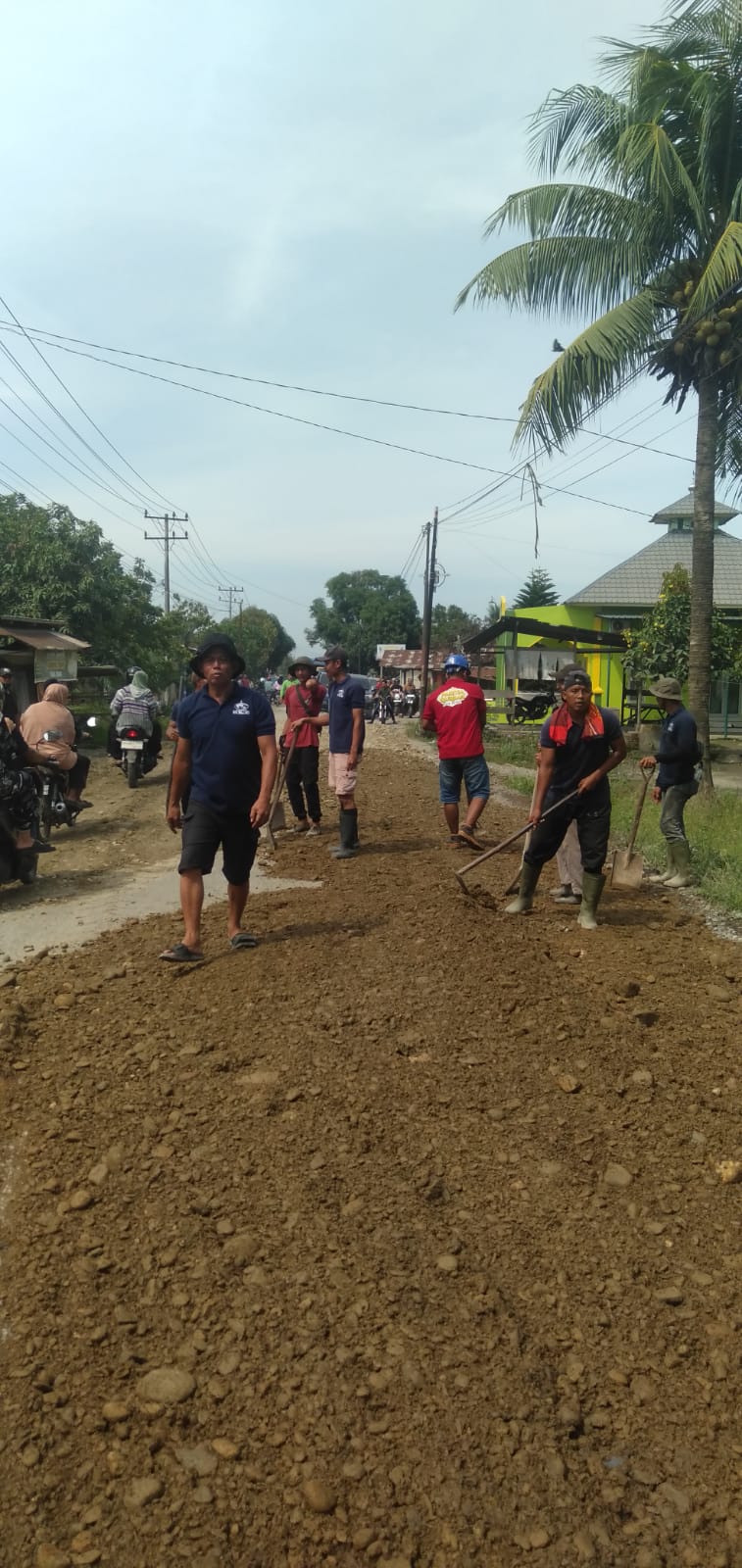 Penimbunan Jalan Utama Kecamatan Secanggang Tahap Kedua Berhasil Dilaksanakan dengan Dukungan Perusahaan dan Masyarakat.