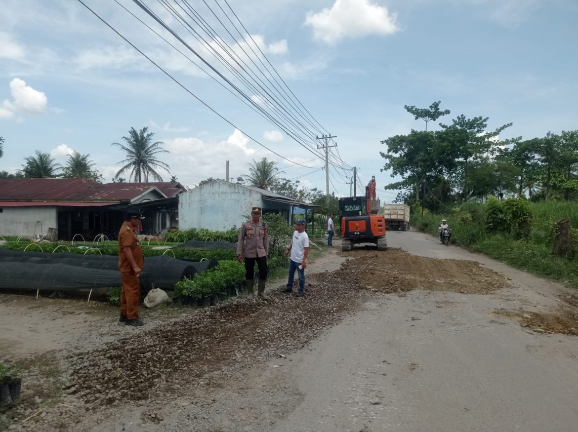 Penimbunan Jalan Rusak Parah di Dusun Kampung Nangka Terus Berlanjut, Camat dan Kapolsek Secanggang Pimpin Pengawasan.