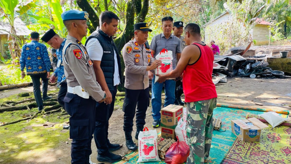 Kapolsek Salapian Salurkan Bantuan kepada Korban Kebakaran, Wujud Kepedulian Polri.