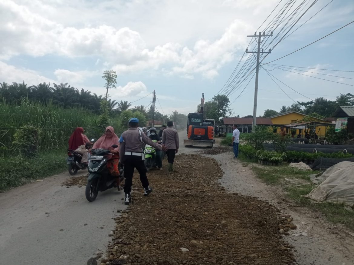 Gotong Royong Perbaikan Jalan Rusak di Kecamatan Secanggang Tahan Kedua Didukung Pengusaha dan Perusahaan Setempat.