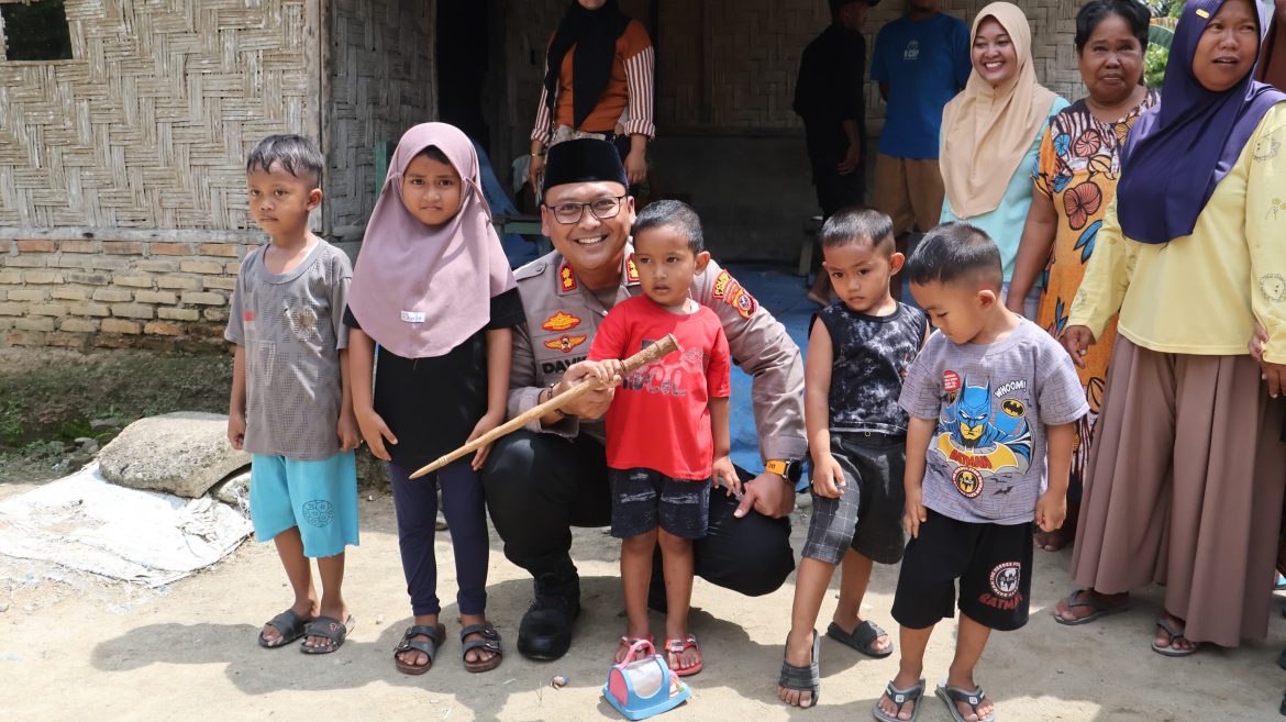 Kapolres Langkat Tunjukkan Kepedulian terhadap Lansia di Secanggang, Humanisme Polri Hadir di Tengah Masyarakat.