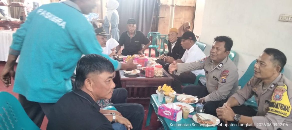 KANIT BINMAS BERSAMA BHABINKAMTIBMAS DESA TANJUNG IBUS SAMBANGI WARGA SEKALIGUS HADIRI UNDANGAN PESTA PERKAWINAN ANAK TOKOH MASYARAKAT.