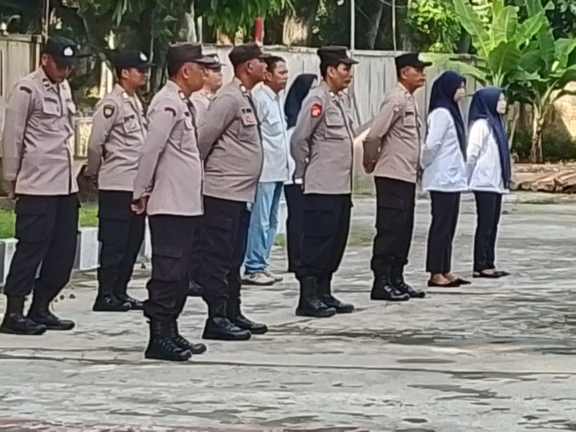 Personil Polsek Secanggang Laksanakan Apel Pagi Rutin di Halaman Mapolsek.