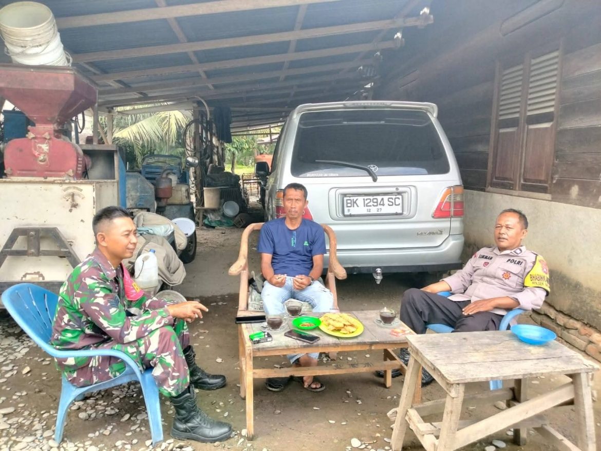 Bhabinkamtibmas dan Babinsa Desa Telaga Jernih Sambangi Warga, Perkuat Sinergi Kamtibmas dan Kebersamaan.