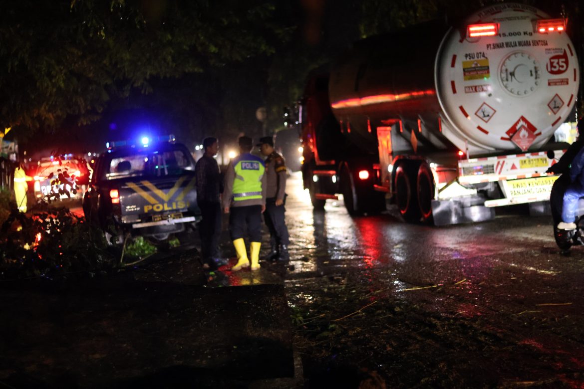 Polres Langkat Gerak Cepat Evakuasi Pohon Tumbang dan Urai Kemacetan Arus Lalu Lintas.