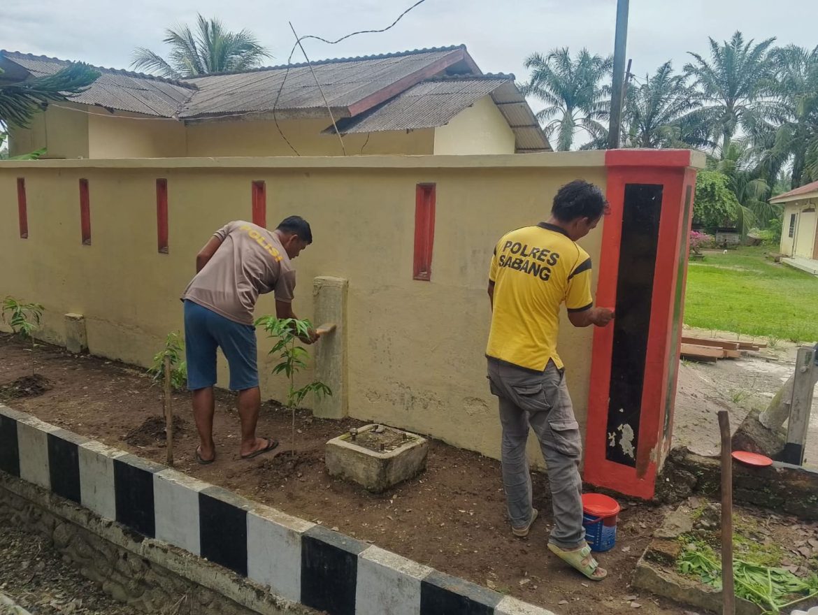 Personel Polsek Secanggang Laksanakan Gotong Royong dan Pengecatan Mako Polsek Sambut HUT Bhayangkara Ke-80 Tahun 2026.