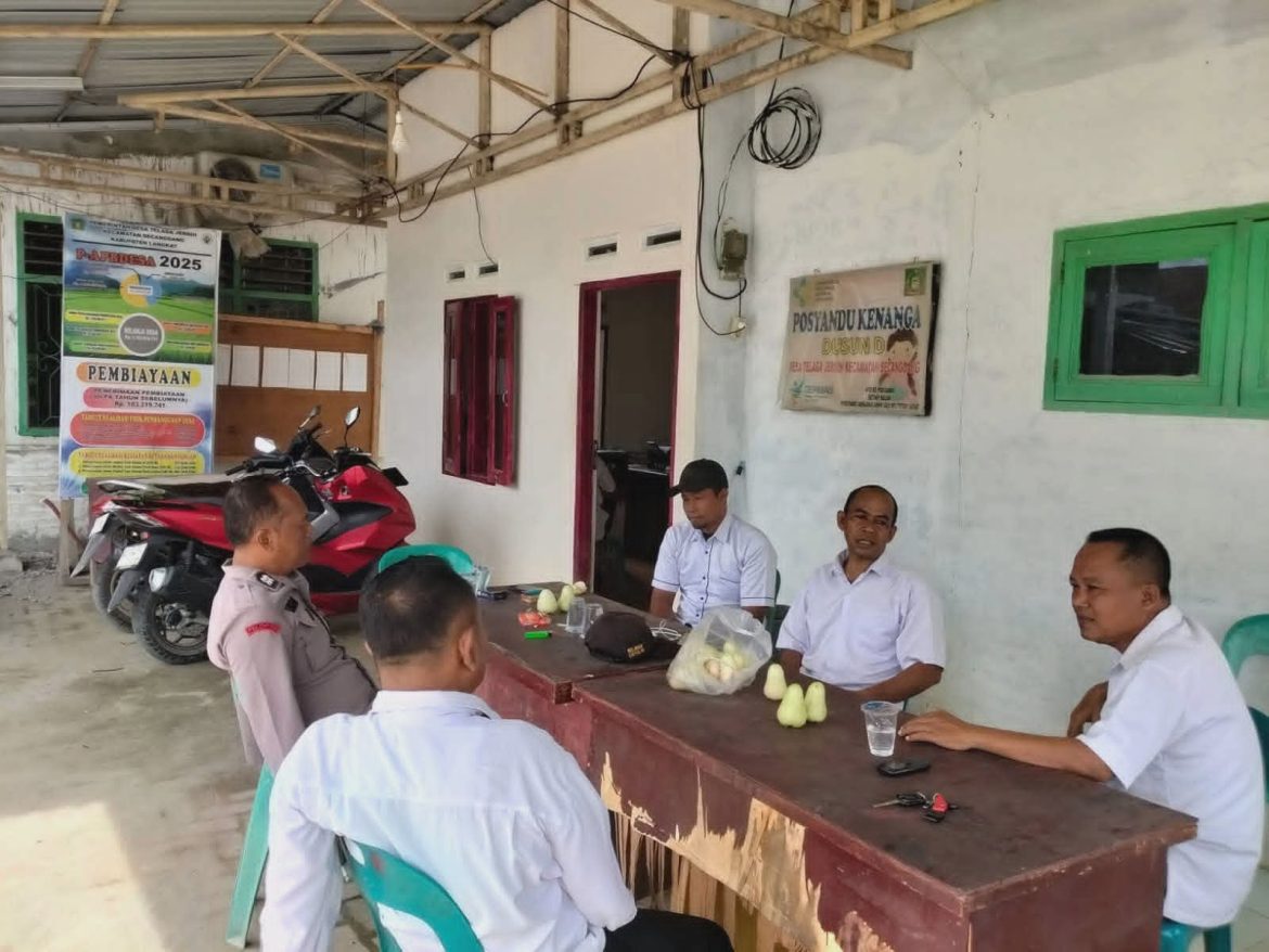 Bhabinkamtibmas Desa Telaga Jernih Laksanakan Sambang Desa dan Koordinasi Kamtibmas Bersama Perangkat Desa.