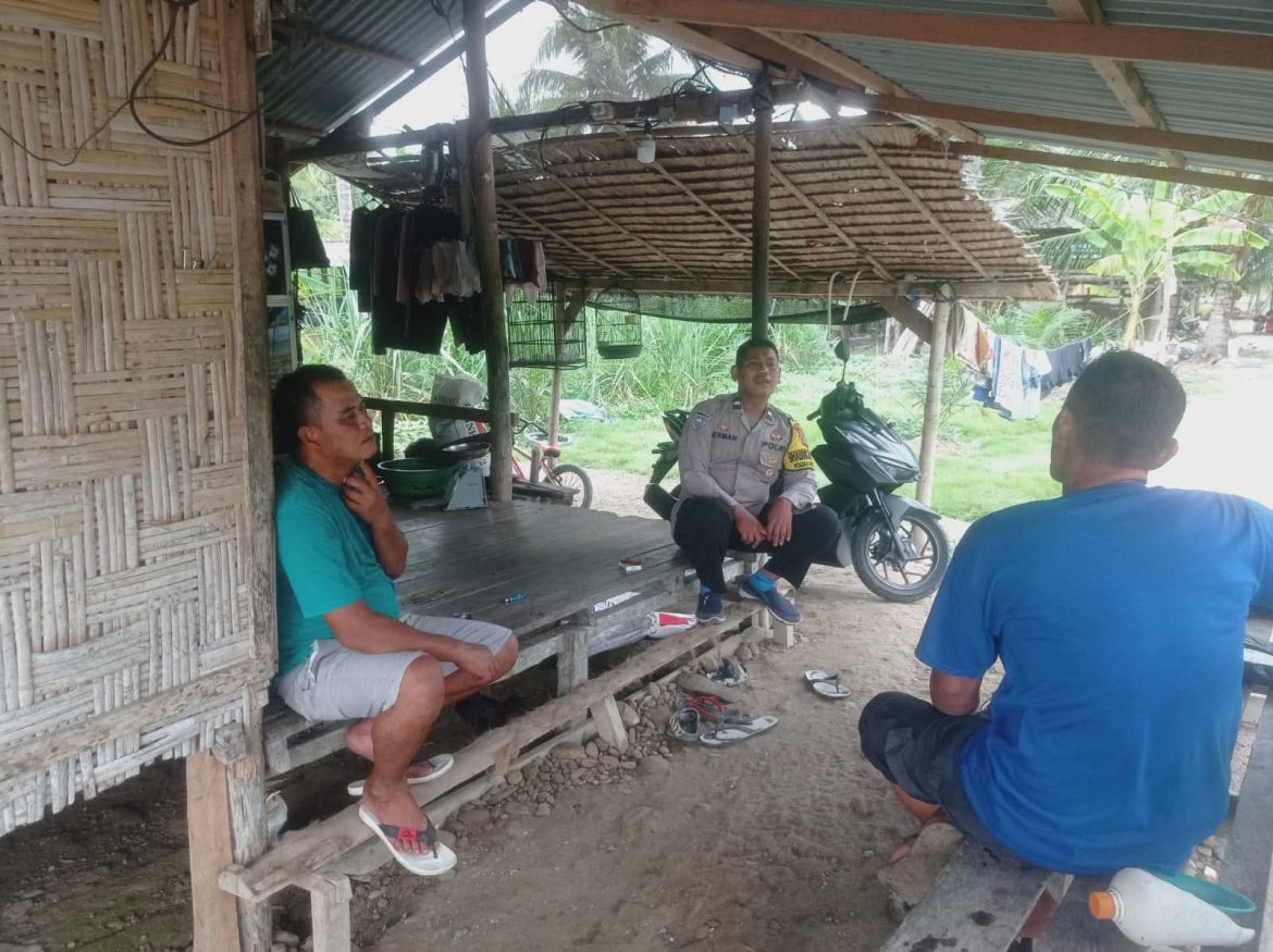 Bhabinkamtibmas Desa Pantai Gading Polsek Secanggang Melaksanakan Sambang Desa dan Bertemu Sejumlah Warga.