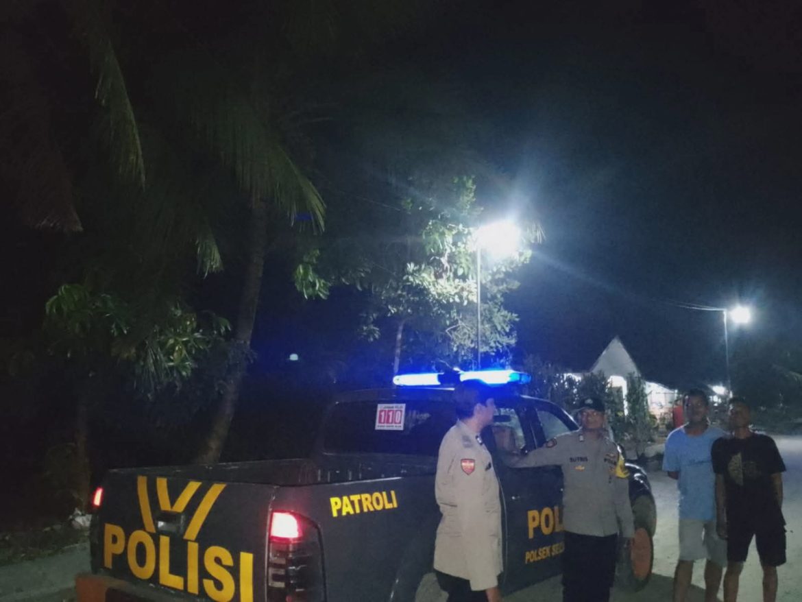 Personel Polsek Secanggang Laksanakan Patroli Blue Light di Jalan Lintas Secanggang–Stabat.