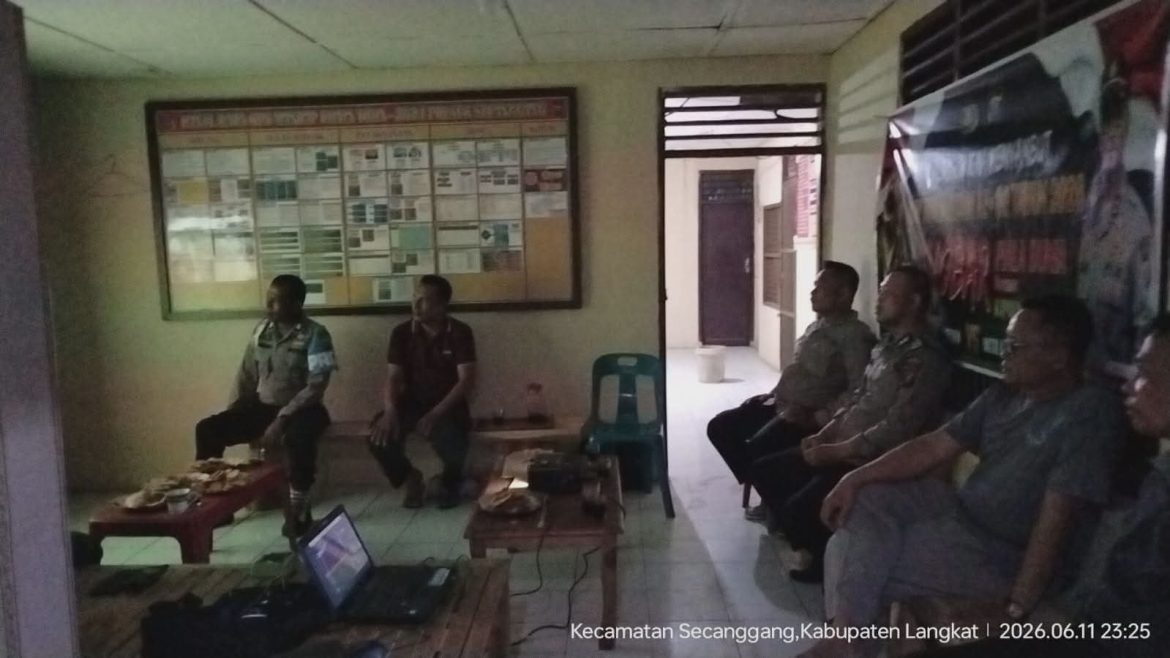 KAPOLSEK SECANGGANG BERSAMA PERSONEL DAN MASYARAKAT GELAR NONTON BARENG PIALA DUNIA 2026.