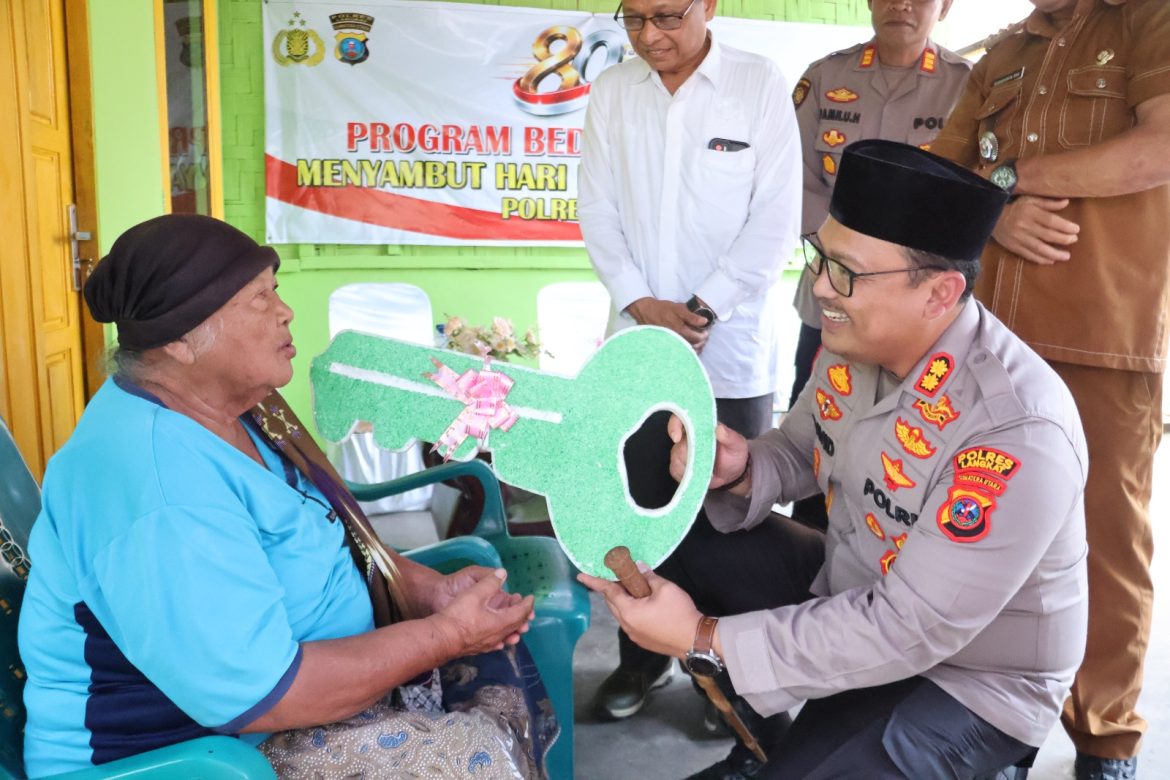 Kapolres Langkat Serahkan Kunci Rumah Hasil Bedah Rumah kepada Ibu Ginah, Wujud Nyata Kepedulian Polri di Hari Bhayangkara Ke-80.