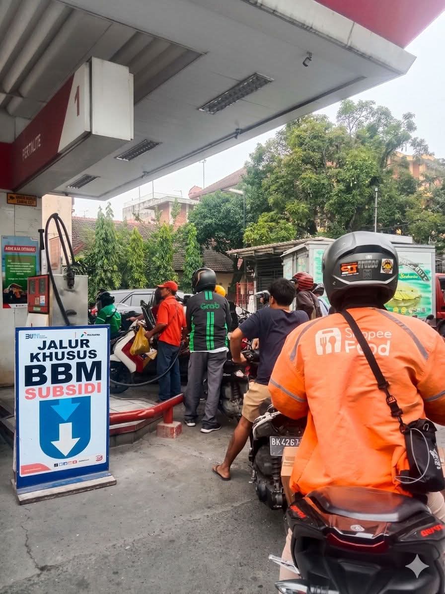 Antrean Panjang BBM Bersubsidi Terjadi di Sejumlah SPBU Kota Medan.