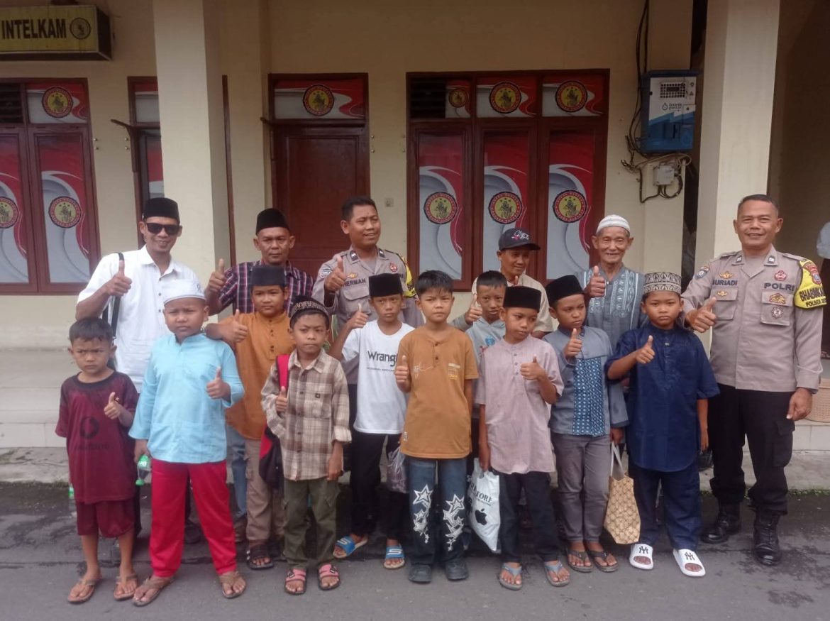Personil Bhabimkamtibmas Polsek Secanggang Dampingi Peserta Sunat Masal Dalam Rangka HUT Bhayangkara ke-80.