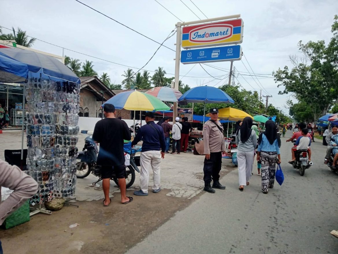 Bhabinkamtibmas Desa Karang Gading Polsek Secanggang Laksanakan Patroli Dan Monitoring DI Lokasi Pasar Tumpah.