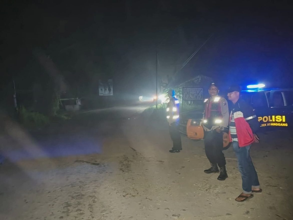 Personel Polsek Secanggang Laksanakan Patroli Blue Light di Jalan Lintas Secanggang–Stabat.