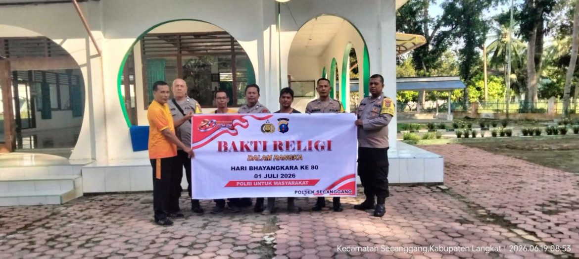 Polsek Secanggang Gelar Bhakti Religi Bersihkan Masjid Subulussalam Sambut HUT Bhayangkara ke-80.